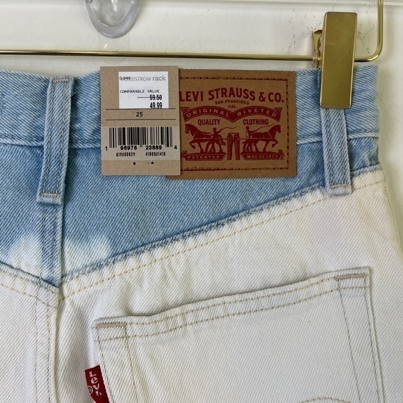 Levi’s High Waisted Mom Shorts, White, Raw Hem, Cool Bleached Style, Size 25 NWT - Picture 3 of 7